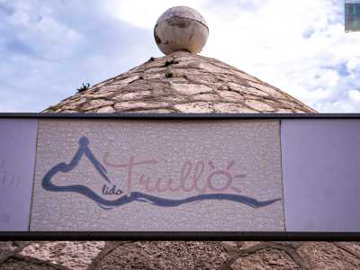 In alto resiste l�insegna con la scritta in corsivo �lido il trullo�, la cui �o� finale � sostituita da un sole